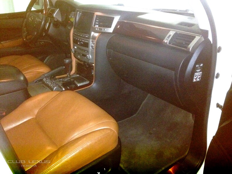Lexus LX570  2012 101800   2890000