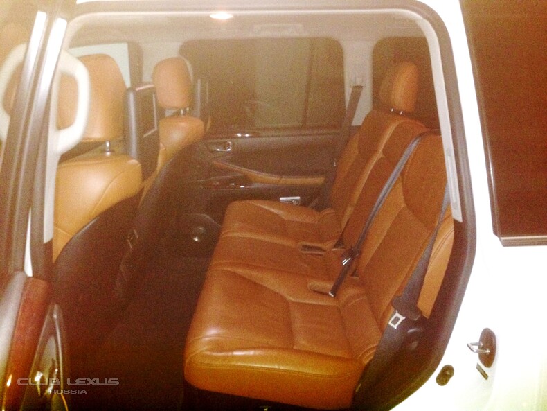 Lexus LX570  2012 101800   2890000
