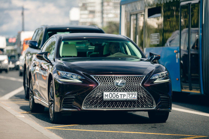 Lexus LX и LS стали киногероями нового фильма про вампиров Lexus LX и LS стали киногероями нового фильма про вампиров