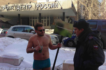 Пикетчик в плавках требует наступления лета Пикетчик в плавках требует наступления лета