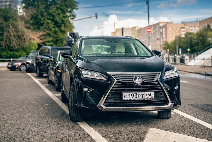 Lexus LX и LS стали киногероями нового фильма про вампиров Lexus LX и LS стали киногероями нового фильма про вампиров