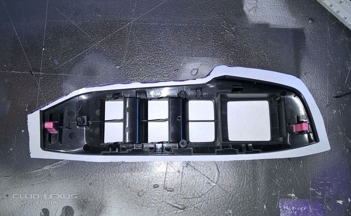 Закатываем под карбон панельку стеклоподъемников Lexus NX Закатываем под карбон панельку стеклоподъемников Lexus NX
