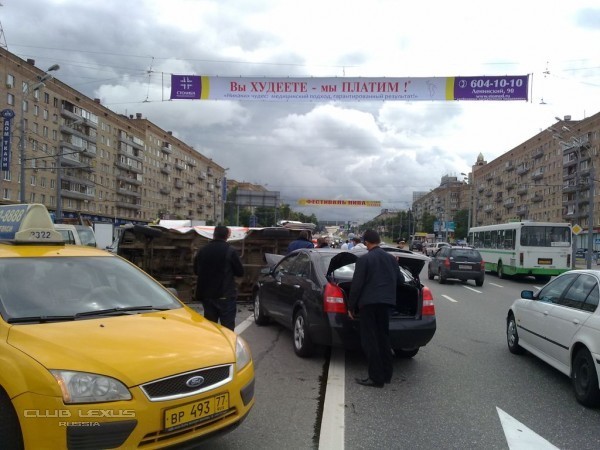 Авария на Ленинском, скорую перевернули :( Авария на Ленинском, скорую перевернули :(