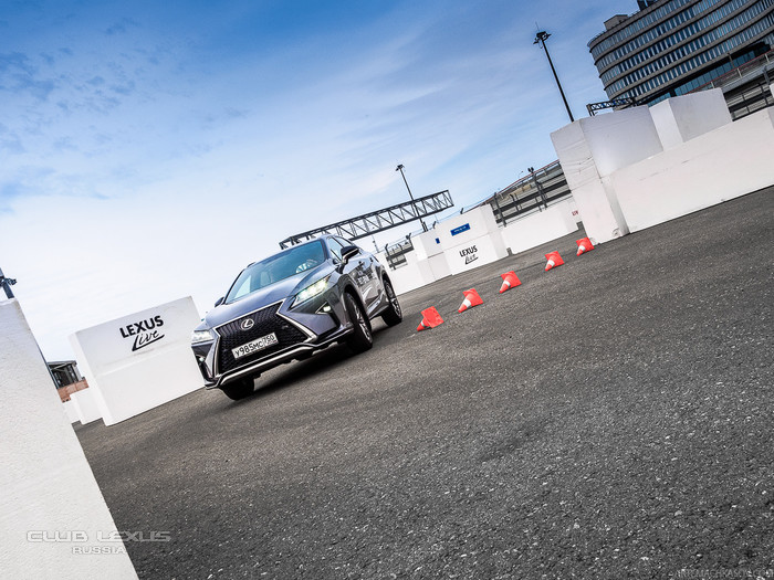 Lexus Live в Сочи: Тест-драйв на трассе F1 и не только Lexus Live в Сочи: Тест-драйв на трассе F1 и не только