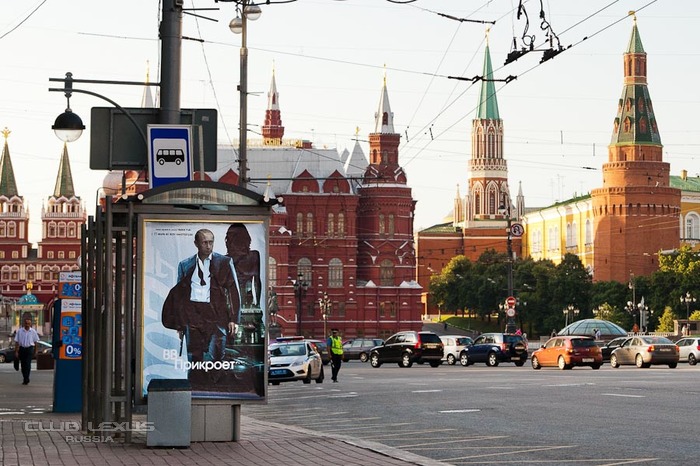 По Москве расклеен Путин в образе Джеймса Бонда По Москве расклеен Путин в образе Джеймса Бонда