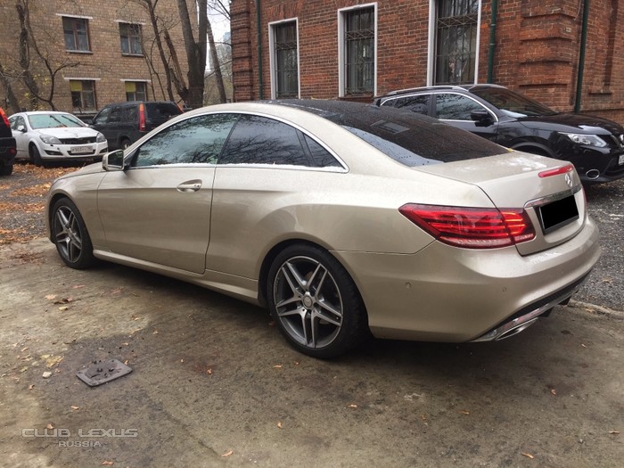 Mercedes-Benz E-класс, купе , 2015, серебристо-желтый Mercedes-Benz E-класс, купе , 2015, серебристо-желтый