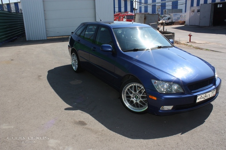  Lexus is300 SportCross 2001 . 