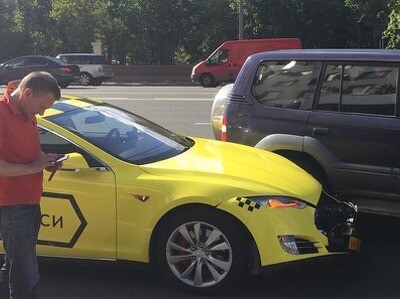 В Москве осталось одно такси Tesla. Из двух.