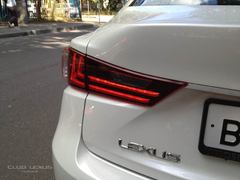  Lexus IS-300h  -  -