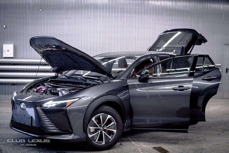 Lexus RZ450e.    