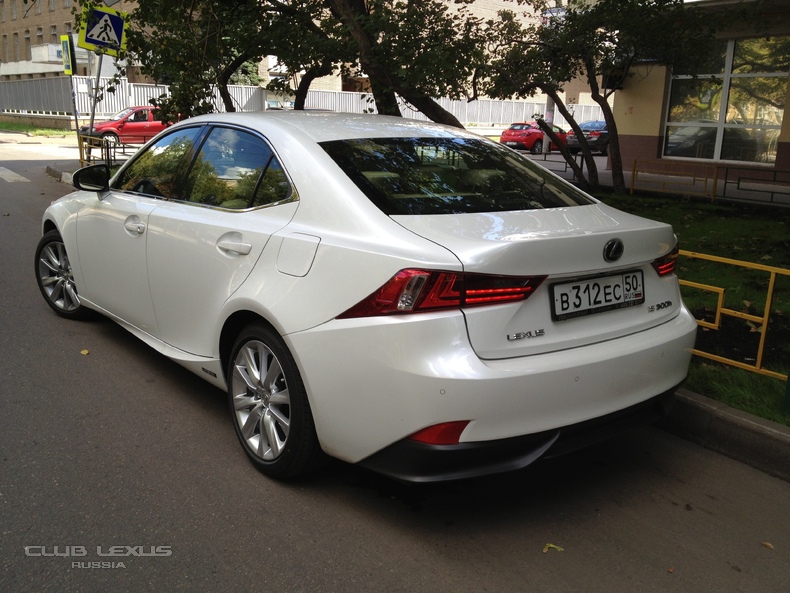  Lexus IS-300h  -  -