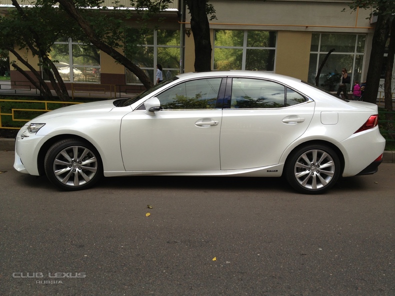  Lexus IS-300h  -  -