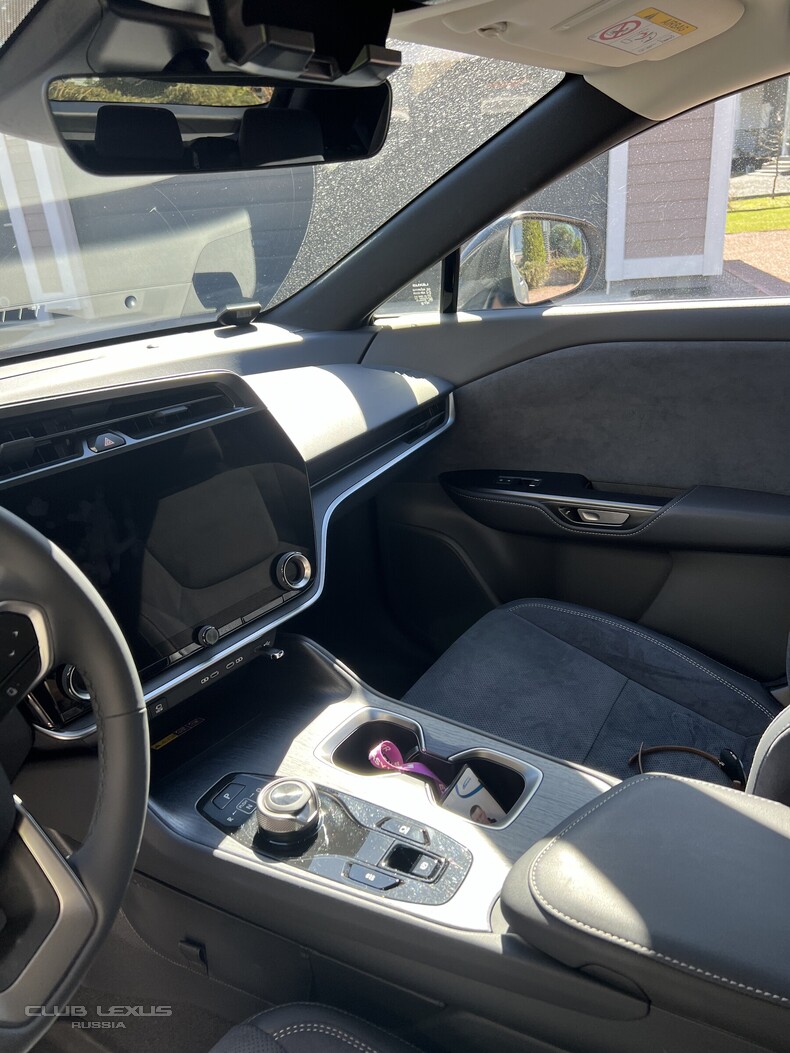 Lexus RZ450e.    