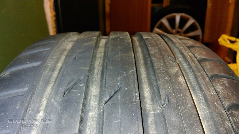   IS250 8jx17 ET45 Nokian Hakka Black. 