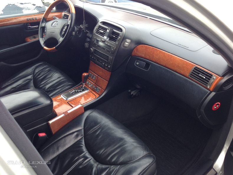 []  Lexus LS430 2003.