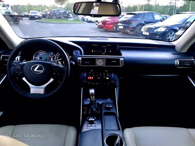  Lexus IS300h 2014. 