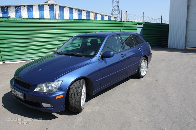  Lexus is300 SportCross 2001 . 