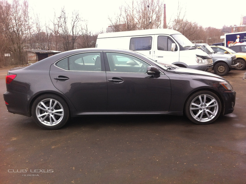   Lexus is 250 luxury   2009 .