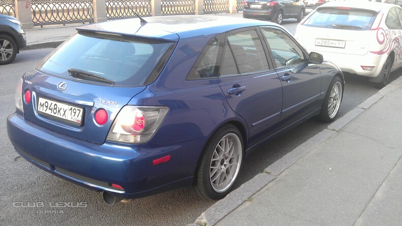  Lexus is300 SportCross 2001 . 