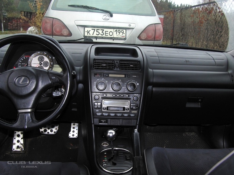  Lexus is300 SportCross 2001 . 