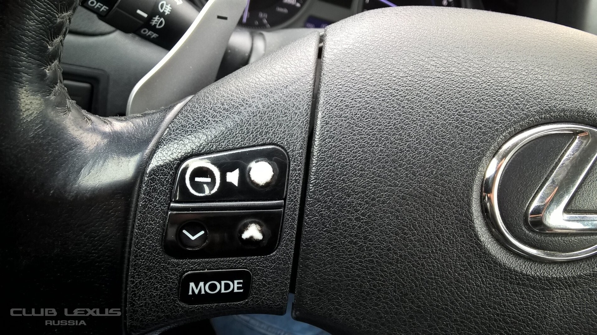 Дверные ручки выключатели протираются как часто. Кнопка регулировки громкости Тойота. Переключатель громкости хайлендер черная кнопка. Как затираются кнопки на руле автомобиля фото.