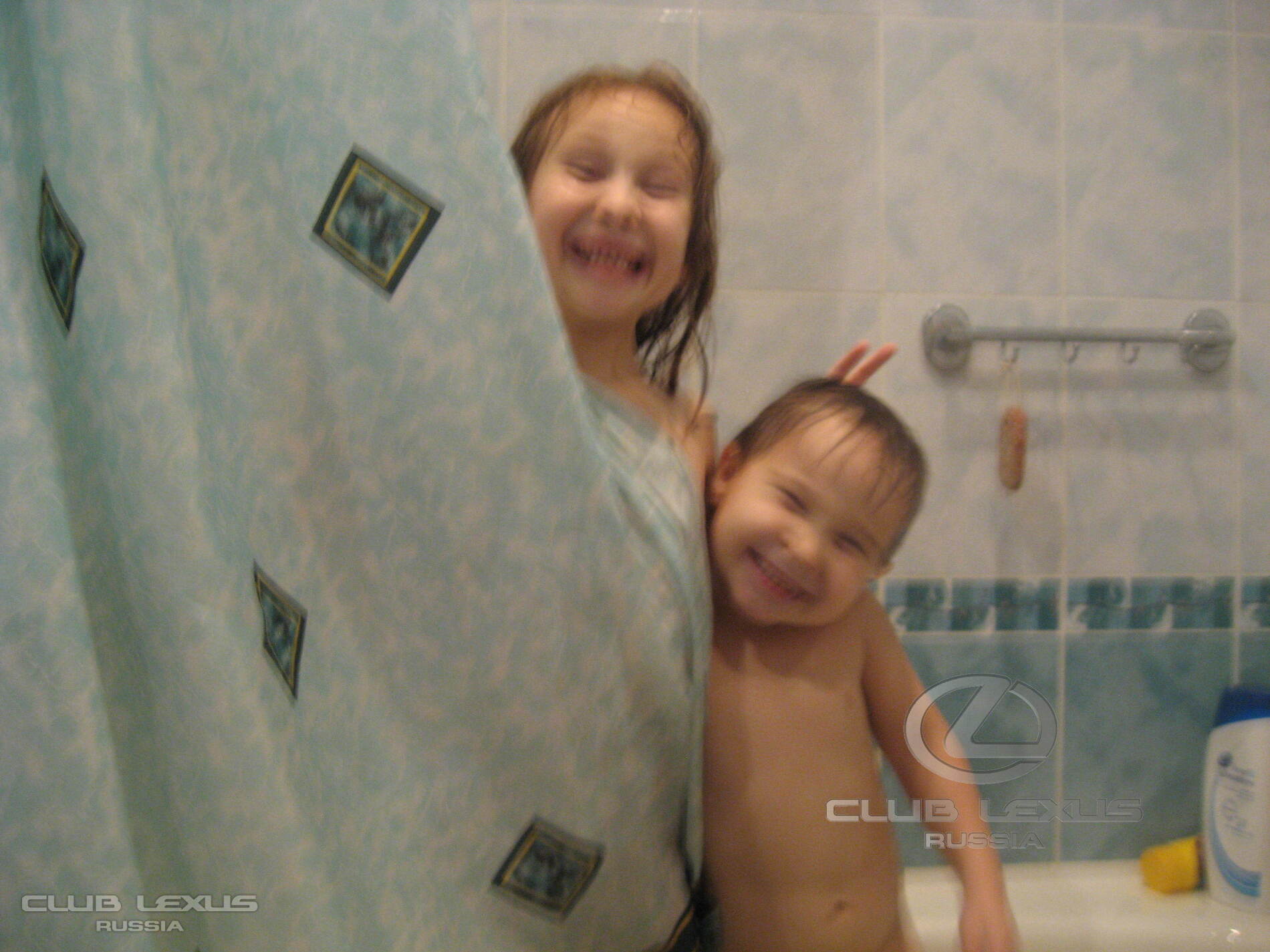 Зашел к маме в ванную. Мама зашла в ванную комнату. Случайно зашел к маме в ванну. Малой увидел свою голую сестру.