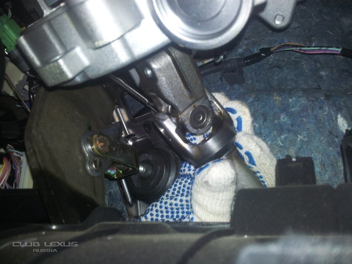 Шлицы рулевого вала opel. Защитный пыльник на крестовину рулевого вала на audi a4 b8. Скрипит руль при вращении. Свист при повороте руля. Звук при вращении руля.